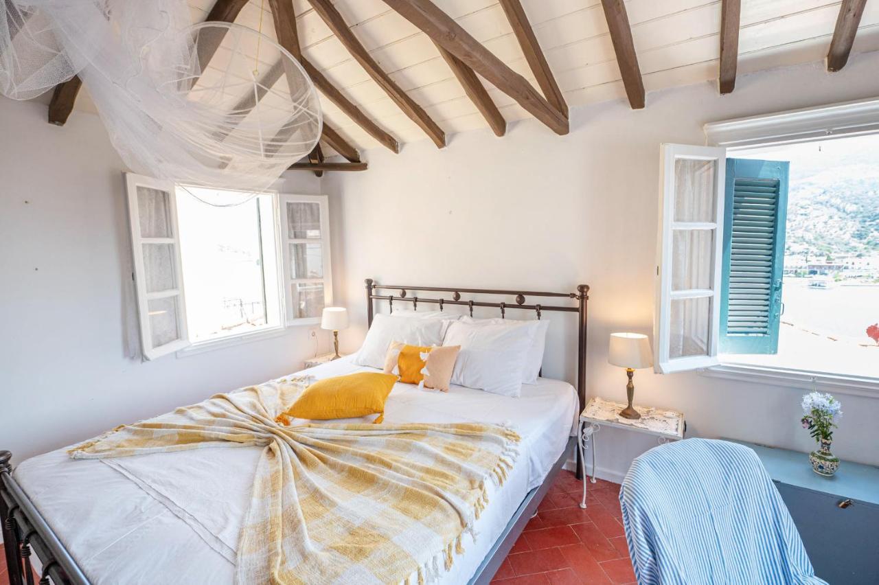 Traditional House Under The Clock Tower With Sweet View Poros Town المظهر الخارجي الصورة
