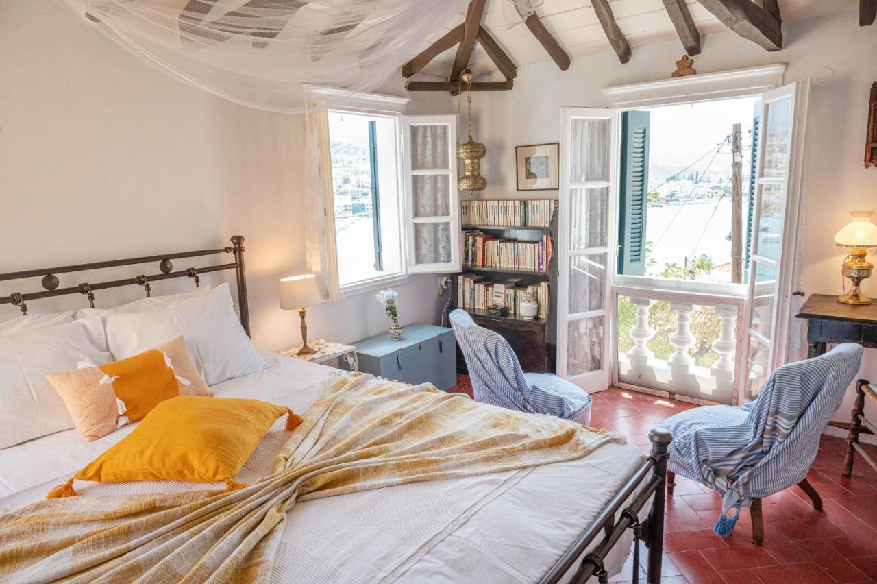 Traditional House Under The Clock Tower With Sweet View Poros Town المظهر الخارجي الصورة